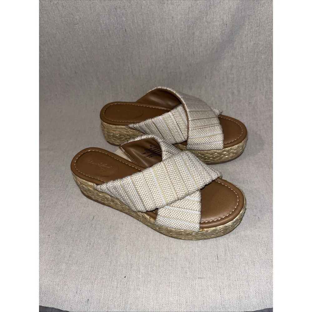 Universal Thread Women's Beige Platform Sandals Sz 8